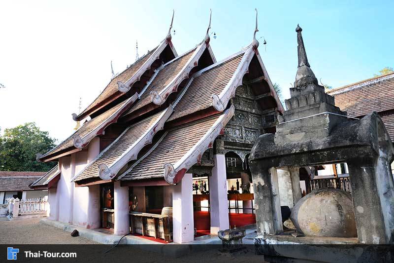 วิหารและพระธาตุเจดีย์ วัดไหล่หิน