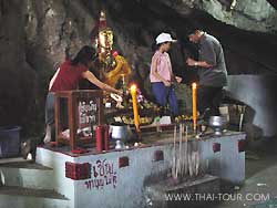 ภายในถ้ำพระนอน (แต่ไม่มีพระนอนให้เห็นเลย)