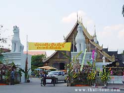 หน้าหน้าวัดพระสิงห์ หน้าถนนใหญ่ 