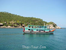 เรือพานักท่องเที่ยวไปดำน้ำ scuba