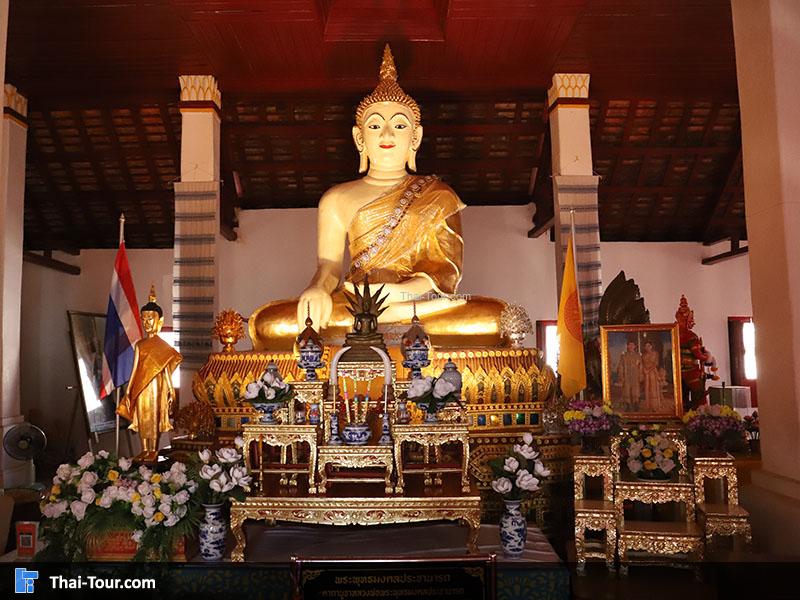 ภายในพระอุโบสถ วัดพระธาตุเขาน้อย