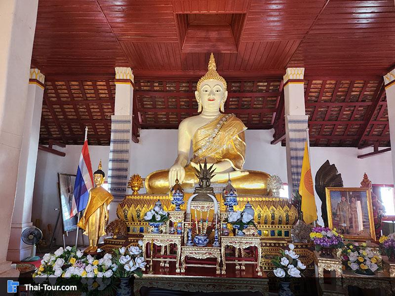 ภายในพระอุโบสถ วัดพระธาตุเขาน้อย