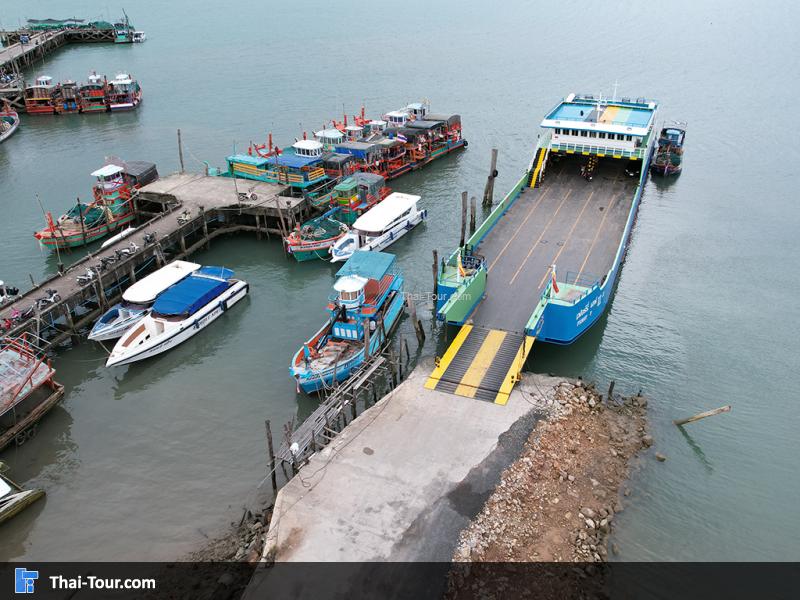 ภาพมุมสูง ท่าเทียบเรือบ้านแหลมใหญ่