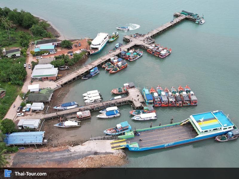 ภาพมุมสูง ท่าเทียบเรือบ้านแหลมใหญ่