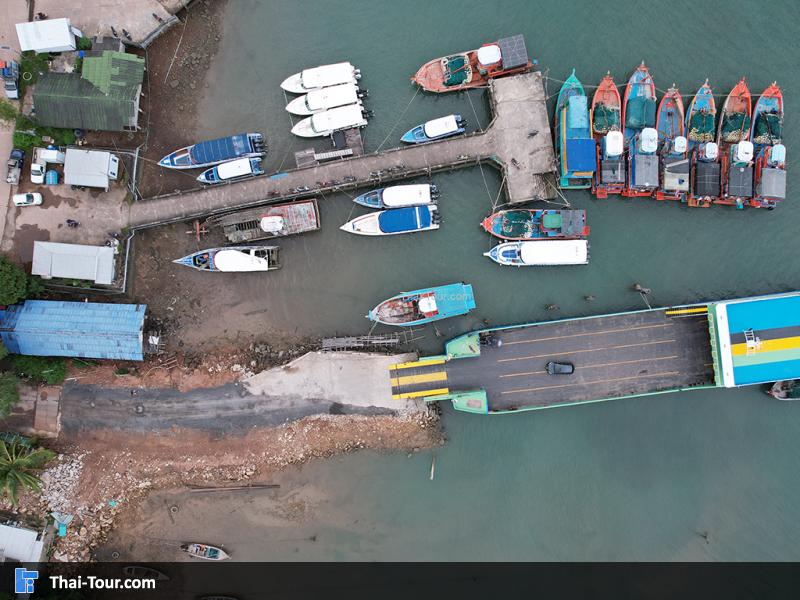 ภาพมุมสูง ท่าเทียบเรือบ้านแหลมใหญ่