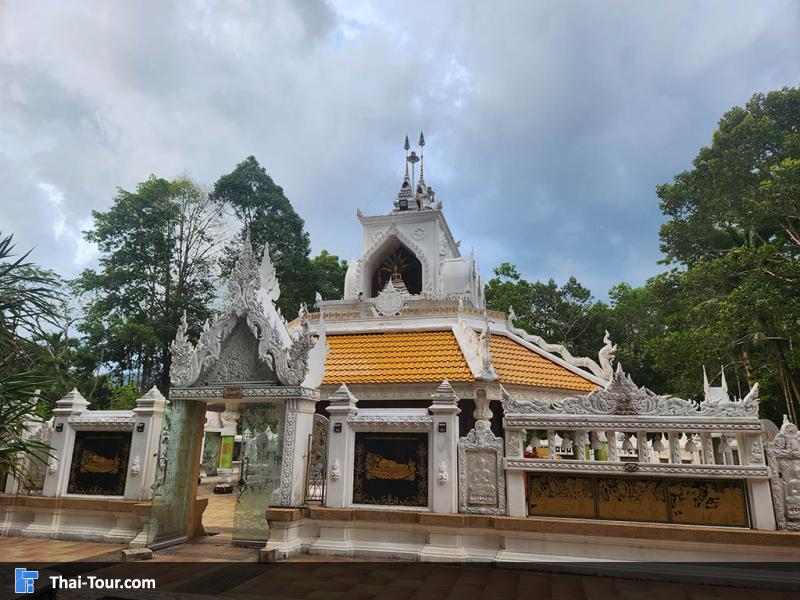 รอบๆ พระเศียรทรงเทริดมโนราห์ 