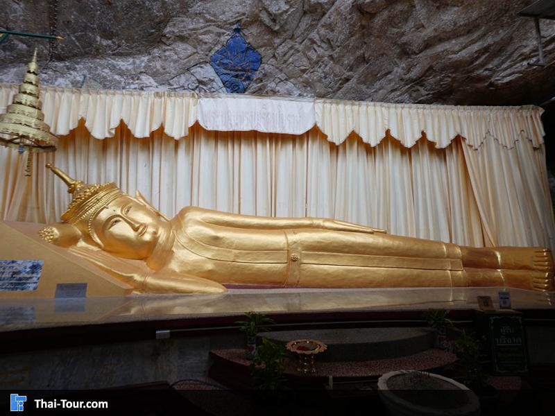 พระนอนทรงเทริดมโนราห์ พระพุทธรูปปางปรินิพพาน หรือพระพุทธไสยาสน์