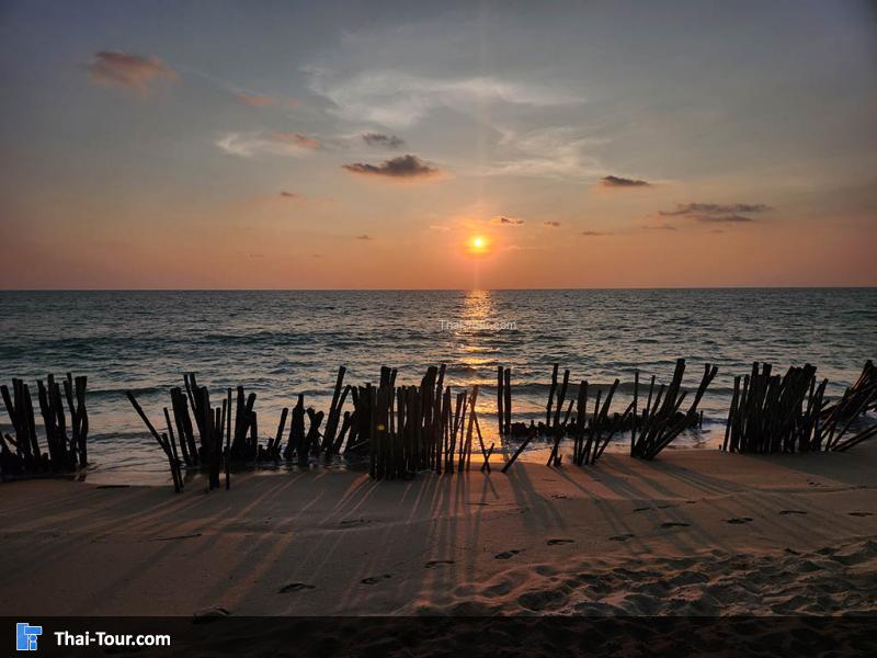 บริเวณหน้าชายหาดบางหลุด