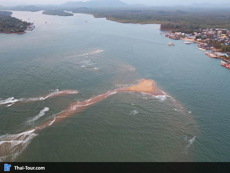 ภาพมุมสูง ชายหาดบางหลุด