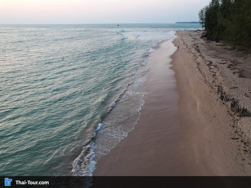 ภาพมุมสูง ชายหาดบางหลุด