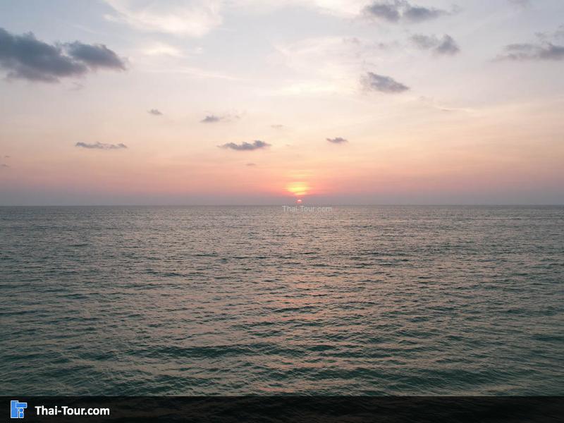 ภาพมุมสูง ชายหาดบางหลุด